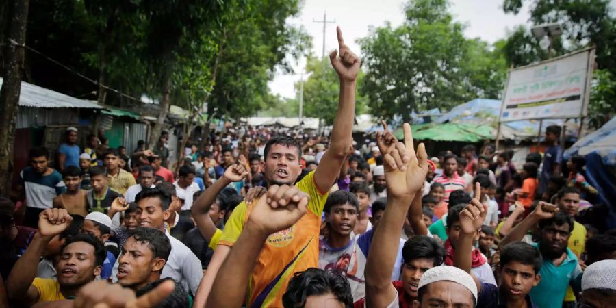 Tausende Rohingya-Flüchtlinge protestieren in Bangladesch.