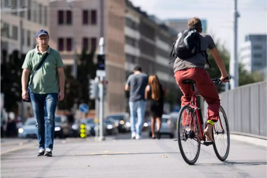 Menschen bewegen sich auf einem gemischten Gehweg anlaesslich der neuen Praxis fuer die Nutzung des Trottoirs durch Velos, aufgenommen am Donnerstag, 13. September 2018 in Zürich.