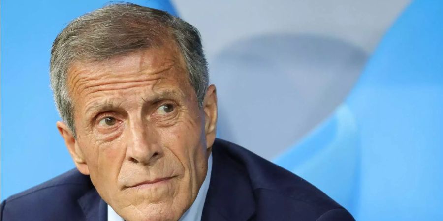 Trainer Oscar Tabarez aus Uruguay sitzt vor dem Spiel auf der Bank.