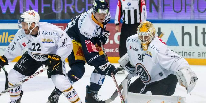 Luganos Stefan Ulmer (links) und Torhüter Elvis Merzlikins (rechts) im Spiel gegen Zugs Carl Klingberg. Luganos Stefan Ulmer (links) und Torhüter Elvis Merzlikins (rechts) im Spiel gegen Zugs Carl Klingberg.