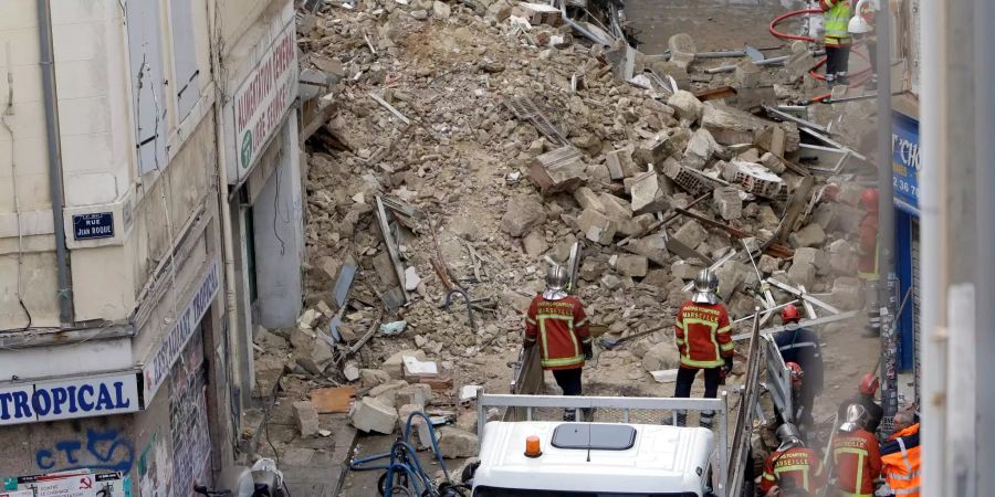 Feuerwehrleute sind nach dem Einsturz zweier mehrstöckiger Gebäude in der Innenstadt von Marseille im Einsatz.