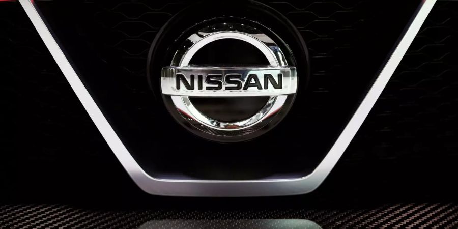 Das Nissan Logo auf einem Auto.