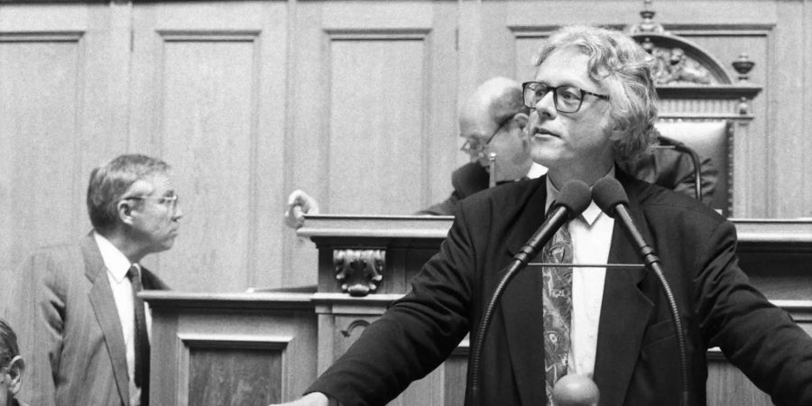 SP-Nationalrat Peter Bodenmann am Rednerpult im Nationalratssaal im Bundeshaus in Bern bei einem Votum während der EWR-Sondersession, aufgenommen im August 1992.