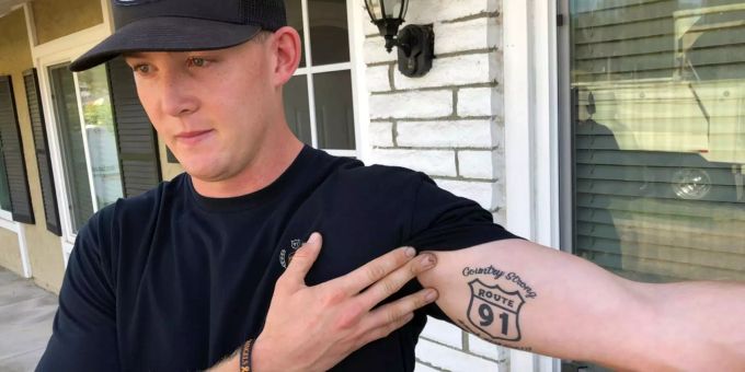 Brendan Kelly zeigt Reportern sein Tattoo mit der Aufschrift Route 91. Brendan Kelly zeigt Reportern sein Tattoo mit der Aufschrift Route 91.
