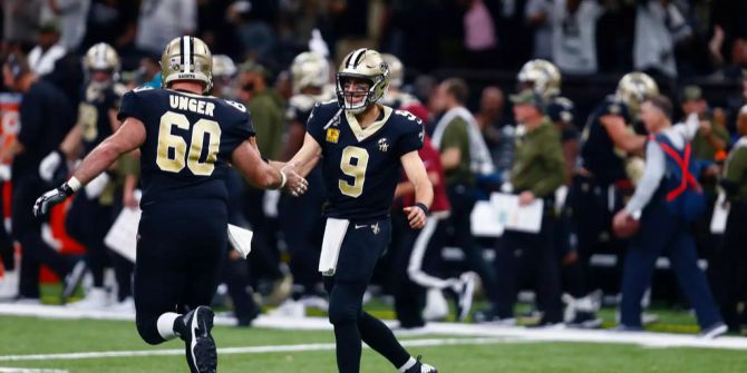 Drew Brees klatscht nach einem Touchdown mit seinem Center Max Unger ab.