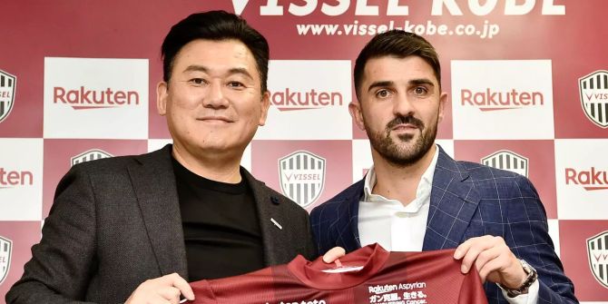 David Villa (r), ehemaliger Nationalspieler von Spanien, steht neben Hiroshi Mikitani, Vorsitzender des japanischen Fussball-Clubs Vissel Kobe.