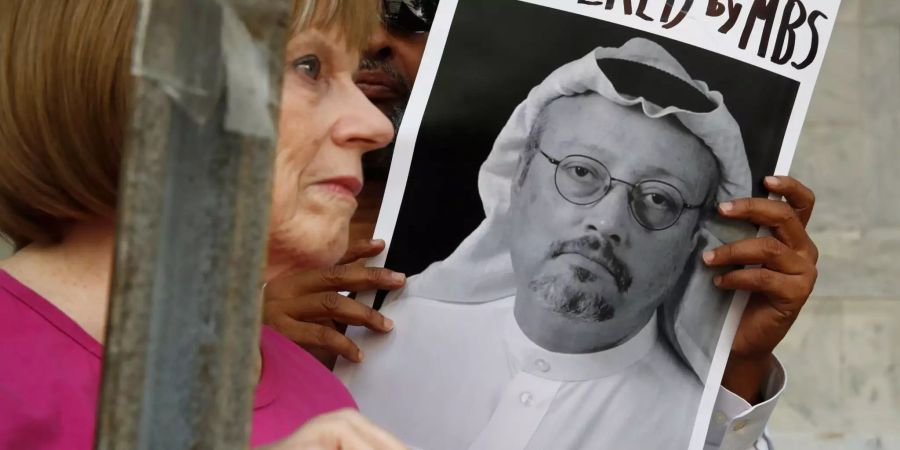 Demonstranten halten ein Bild des saudiarabischen Journalisten Jamal Khashoggi hoch.