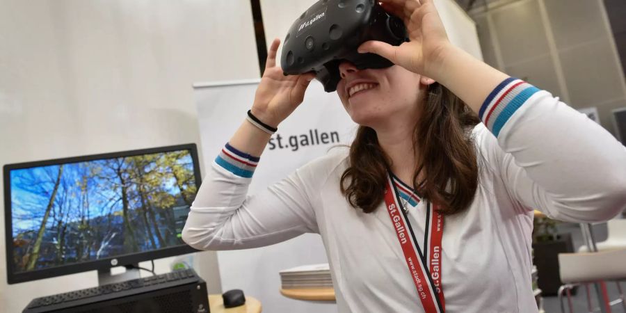 Einen virtuellen Rundgang durch die Stadt St.Gallen erhielt man im Foyer, Foto: Grießenböck