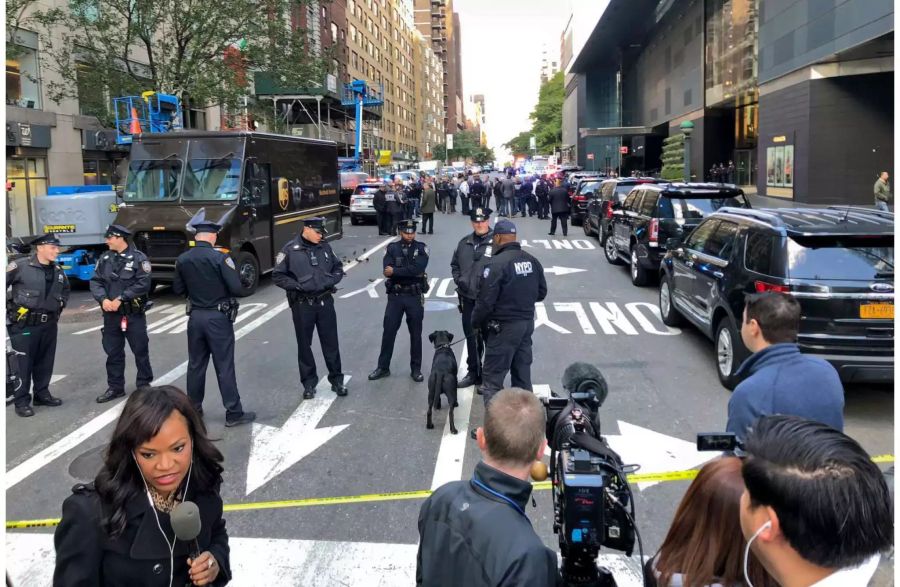 Beamte der New Yorker Polizei stehen vor dem Time-Warner-Center, das nach dem Fund eines verdächtigen Pakets geräumt worden ist.