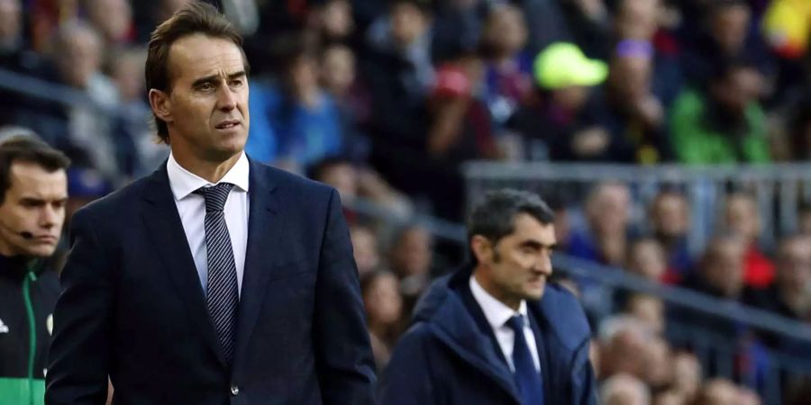 Julen Lopetegui (l), Trainer von Real Madrid, an der Seitenlinie.