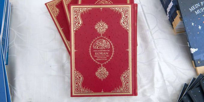 Koran-Ausgaben liegen auf einem Tisch in der Sehitlik-Moschee beim Tag der offenen Moschee. (Symbolbild) Koran-Ausgaben liegen auf einem Tisch in der Sehitlik-Moschee beim Tag der offenen Moschee. (Symbolbild)