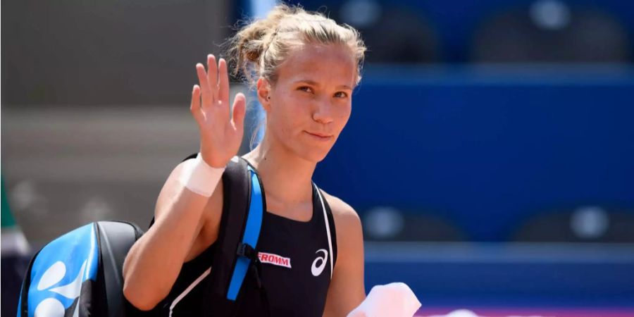 Viktorija Golubic grüsst die Fans beim WTA-Open in Gstaad im Juli 2018 (Archivbild).