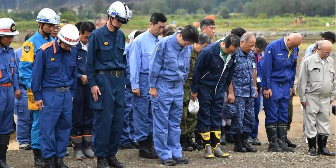 Japans Ministerpräsident Shinzo Abe (Mitte) betet in einer Schweigeminute in Atsuma. Japans Ministerpräsident Shinzo Abe (Mitte) betet in einer Schweigeminute in Atsuma.