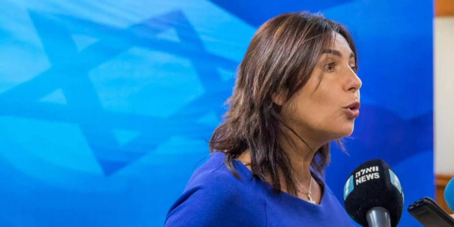 Die israelische Ministerin für Kultur und Sport Miri Regev spricht an einer Pressekonferenz zu Beginn eines wöchentlichen Kabinetttreffens im Büro des Premierministers Benjamin Netanjahu in Jerusalem.