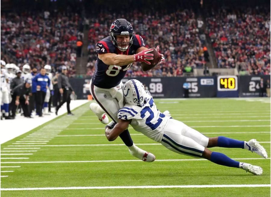 Die Colts feiern einen ganz wichtigen 24:21-Sieg gegen den Division-Leader aus Houston. Wichtigster Faktor: T.Y. Hilton, der trotz einer Verletzung ein fantastisches Spiel abliefert und  mit neun Receptions ganze 199 Yards gewinnt. Mit diesem Erfolg schliesst das Team aus Indianapolis im Wild-Card-Rennen zu den Ravens auf.