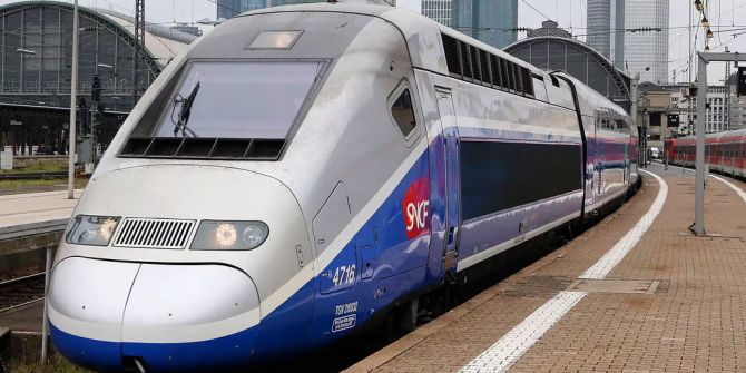 Ein französischer TGV verlässt den Bahnhof in Frankfurt.