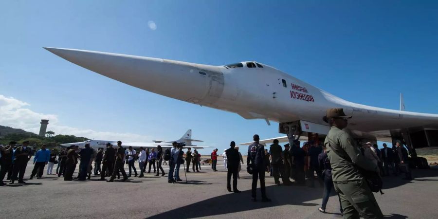 Ein Langstreckenbomber vom Typ Tu-160 steht auf dem Simon Bolivar International Airport.