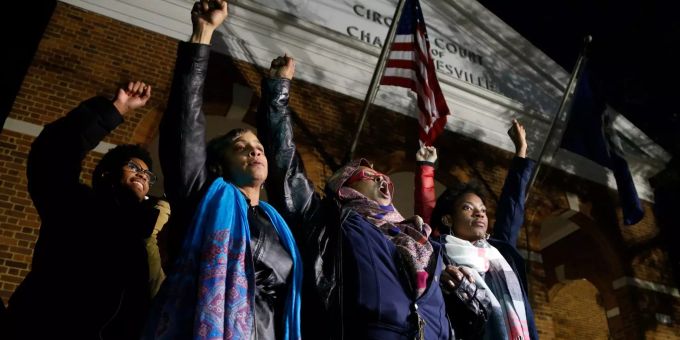 Lokale Aktivisten erheben ihre Fäuste vor dem Charlottesville (USA) General District Court, nachdem im Prozess gegen einen 21-Jährigen schuldiges Urteil ergangen war. Lokale Aktivisten erheben ihre Fäuste vor dem Charlottesville General District Court, nachdem im Prozess gegen einen 21-Jährigen schuldiges Urteil ergangen war.