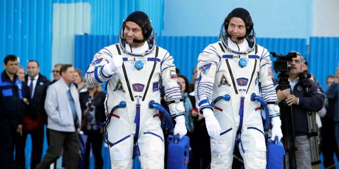 Die Raumfahrer der Sojus-Mission Alexei Owtschinin und Nick Hague vor ihrer Fahrt auf die ISS. Die Raumfahrer der Sojus-Mission Alexei Owtschinin und Nick Hague vor ihrer Fahrt auf die ISS.