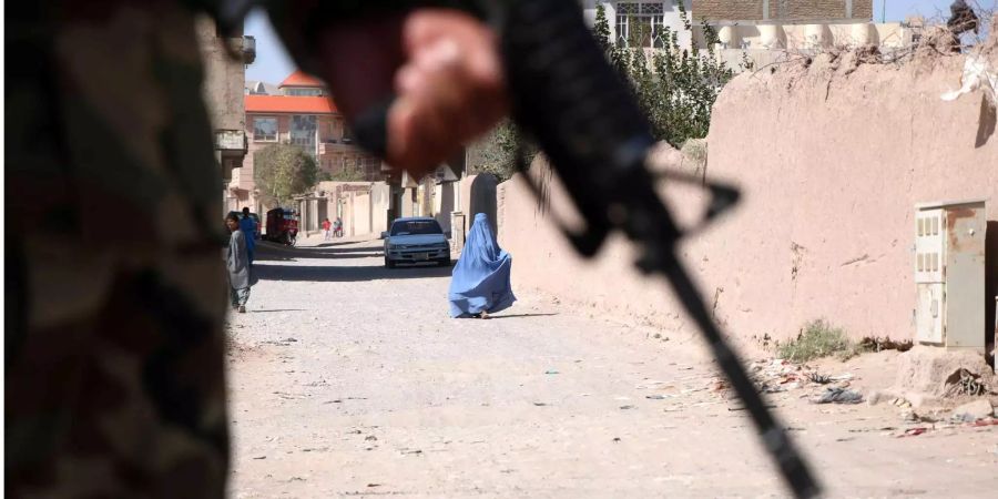 Ein afghanischer Soldat hält Wache in Ashura.