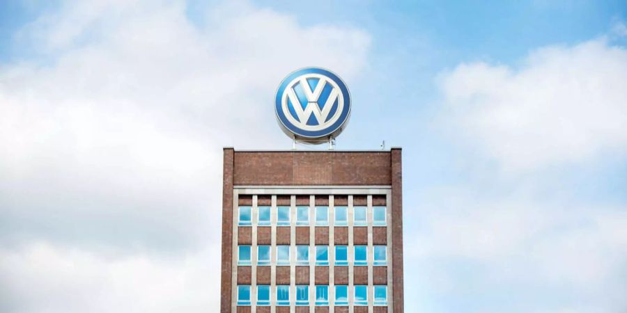 Das Volkswagenlogo steht auf dem Dach des Verwaltungshochhauses des VW-Werks in Niedersachsen (D).