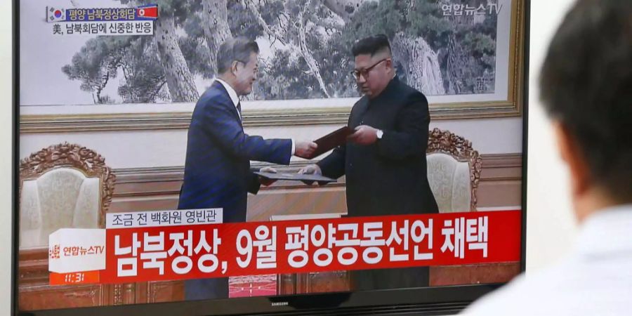 Ein Südkoreaner schaut sich auf einem Fernseher in einem Bahnhof die Zeremonie zwischen Nordkoreas Machthaber Kim Jong Un und dem südkoreanischen Präsidenten Moon Jae In in Pjöngjang an.