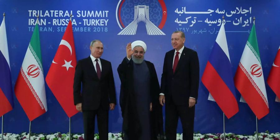 Der russische Präsident Wladimir Putin, der iranische Staatschef Hassan Ruhani und der türkische Präsident Recep Tayyip Erdogan posieren bei einem Fototermin am Syrien-Gipfel in Teheran.