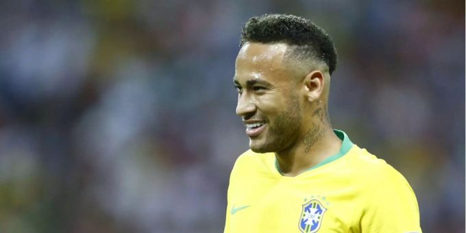 Lächelnder Neymar: Der Stürmerstar ist neuer Capitano der brasilianischen Nationalmannschaft. Lächelnder Neymar: Der Stürmerstar ist neuer Capitano der brasilianischen Nationalmannschaft.