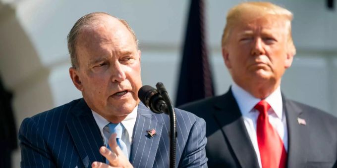 US-Präsident Donald Trump hört dem obersten Wirtschaftsberater Larry Kudlow bei einer Rede zu. dow jones industrial average