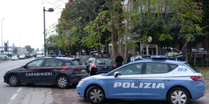 Italienische Polizisten bewachen den Prozess eines Mafiosi.