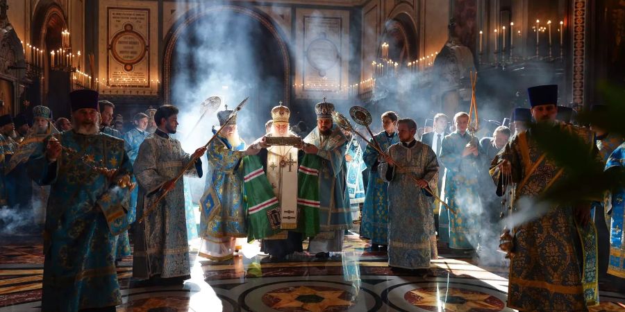 Russische Orthodoxe feiern einen Gottesdienst in Russland.