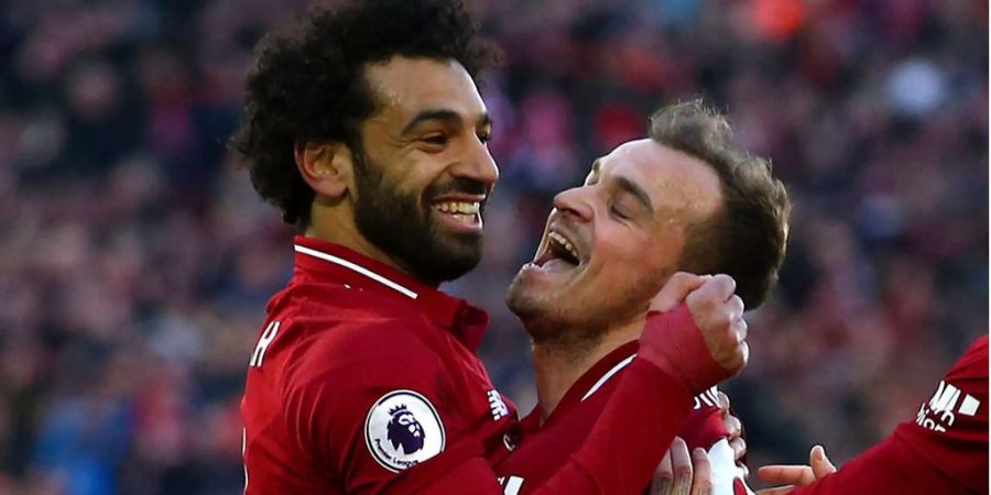 Xherdan Shaqiri (rechts) herzt Mohamed Salah nach einem Torerfolg für den FC Liverpool.