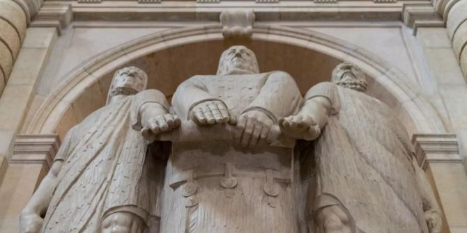 Die Statue der "Drei Eidgenossen"  im Bundeshaus Bern.