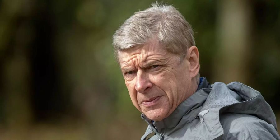 Arsène Wenger, Trainer vom FC Arsenal, verfolgt ein Training seiner Mannschaft im Norden der britischen Hauptstadt.