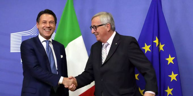 Jean-Claude Juncker (rechts), Kommissionspräsident der EU, begrüsst im EU-Hauptquartier in Brüssel Giuseppe Conte, Ministerpräsident von Italien. Brexit Sondergipfel in Brüssel mit Giuseppe Conte und Jean-Claude Juncker.