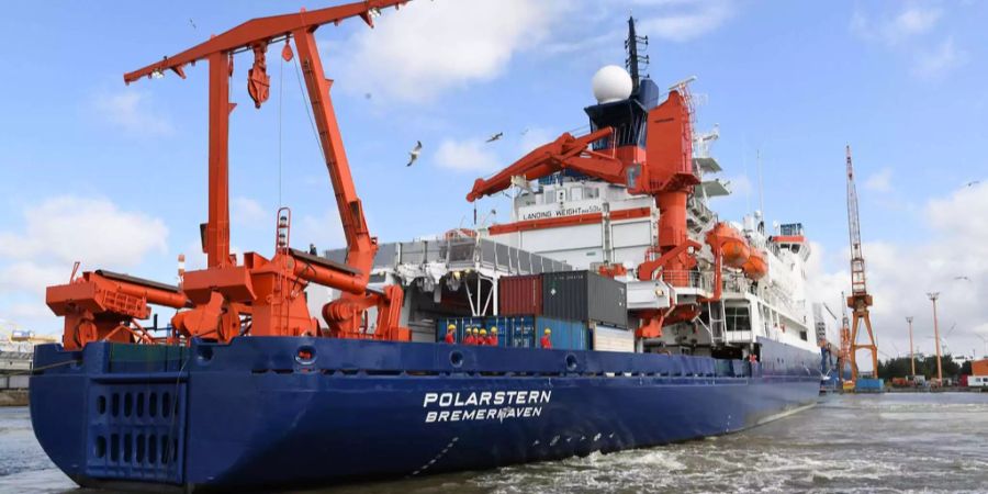 Das Forschungsschiff «Polarstern» wird im Bremerhaven von Schleppern vom Dock der Lloyd Werft zur Nordschleuse gezogen.