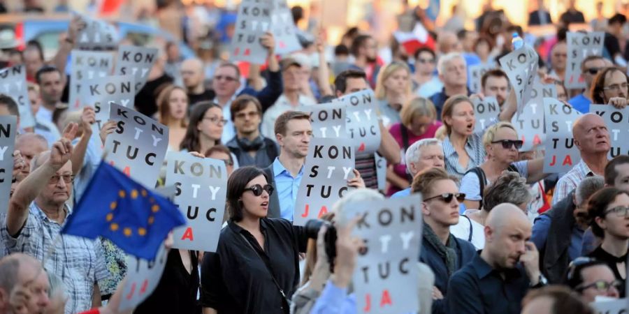 Demonstranten protestieren gegen die Justizreform Polens vor dem Obersten Gericht in Warschau.