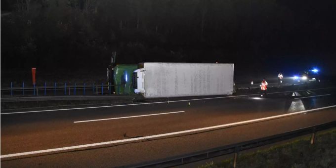 Der umgekippte Lastwagen liegt auf der Autobahn A1 bei Gossau SG. Der umgekippte Lastwagen liegt auf der Autobahn A1 bei Gossau SG.