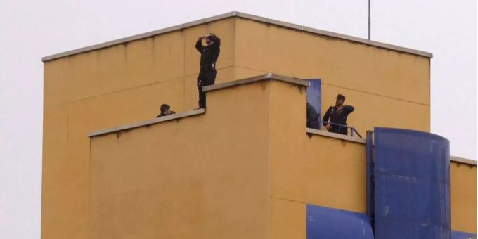 Polizisten sammeln nach einem Ausbruchsversuch aus einem Abschiebelager in Aluche (ESP) Beweise. Polizisten sammeln nach einem Ausbruchsversuch aus einem Abschiebelager in Aluche (ESP) Beweise.