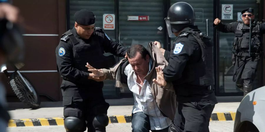 Polizisten verhaften einen Mann bei einer Demonstration gegen die Regierung in Nicaragua.