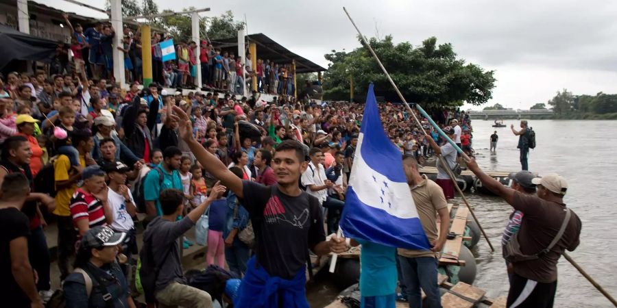 Hunderte honduranischer Migranten stehen am Ufer des Flusses Suchiate an der Grenze zwischen Guatemala und Mexiko.