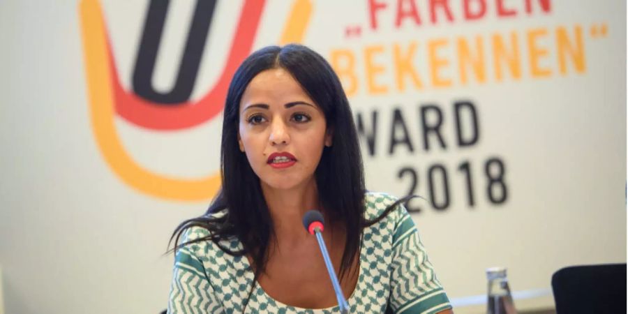 Sawsan Chebli (SPD), Staatssekretärin für Bürgerschaftliches Engagement und Internationales, spricht während einer Pressekonferenz zur Verleihung des #Farbenbekennen-Award.