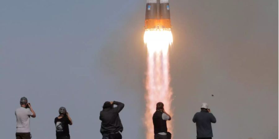 Journalisten fotografieren den Start der Raumkapsel Sojus MS-10 auf dem Weltraumbahnhof Baikonur (KAZ).