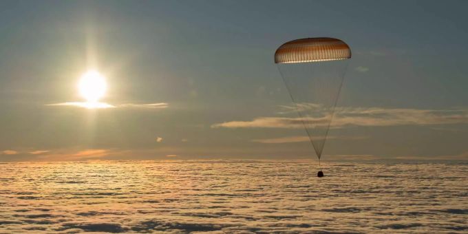 ISS-Raumfahrer kehren auf Erde zurück. iss