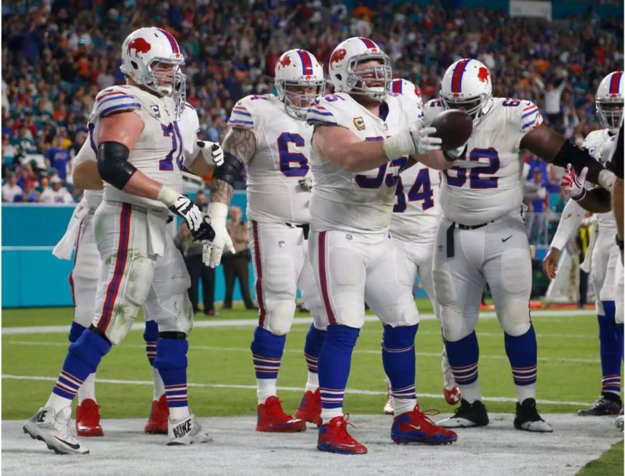 Die Buffalo Bills beenden ihre unglaubliche Durststrecke und schaffen erstmals seit 1999 den Sprung in die Playoffs. Mit dem 22:16-Sieg gegen Miami trugen die Bills ihren Teil zum perfekten Szenario bei. Die andere Hälfte steuerte Cincinnati bei: Mit dem späten Sieg gegen die Ravens ebneten die Bengals den Bills den Weg in die K.o.-Runde.