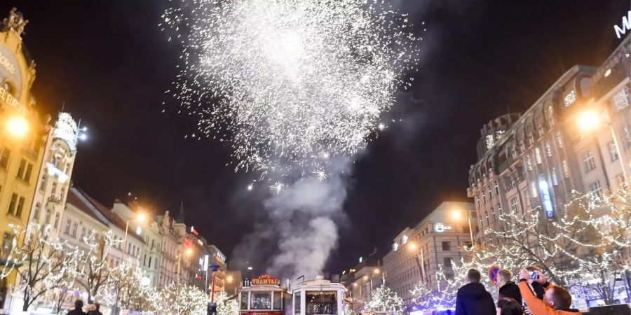 Ein Silvesterfeuerwerk zum Jahreswechsel 2018 leuchtet über Prag (CZE)