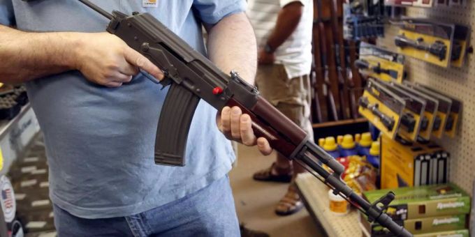 Beim 18-Jährigen wurde ein halbautomatisiertes Gewehr gefunden (Symbolbild). Beim 18-Jährigen wurde ein halbautomatisiertes Gewehr gefunden (Symbolbild).