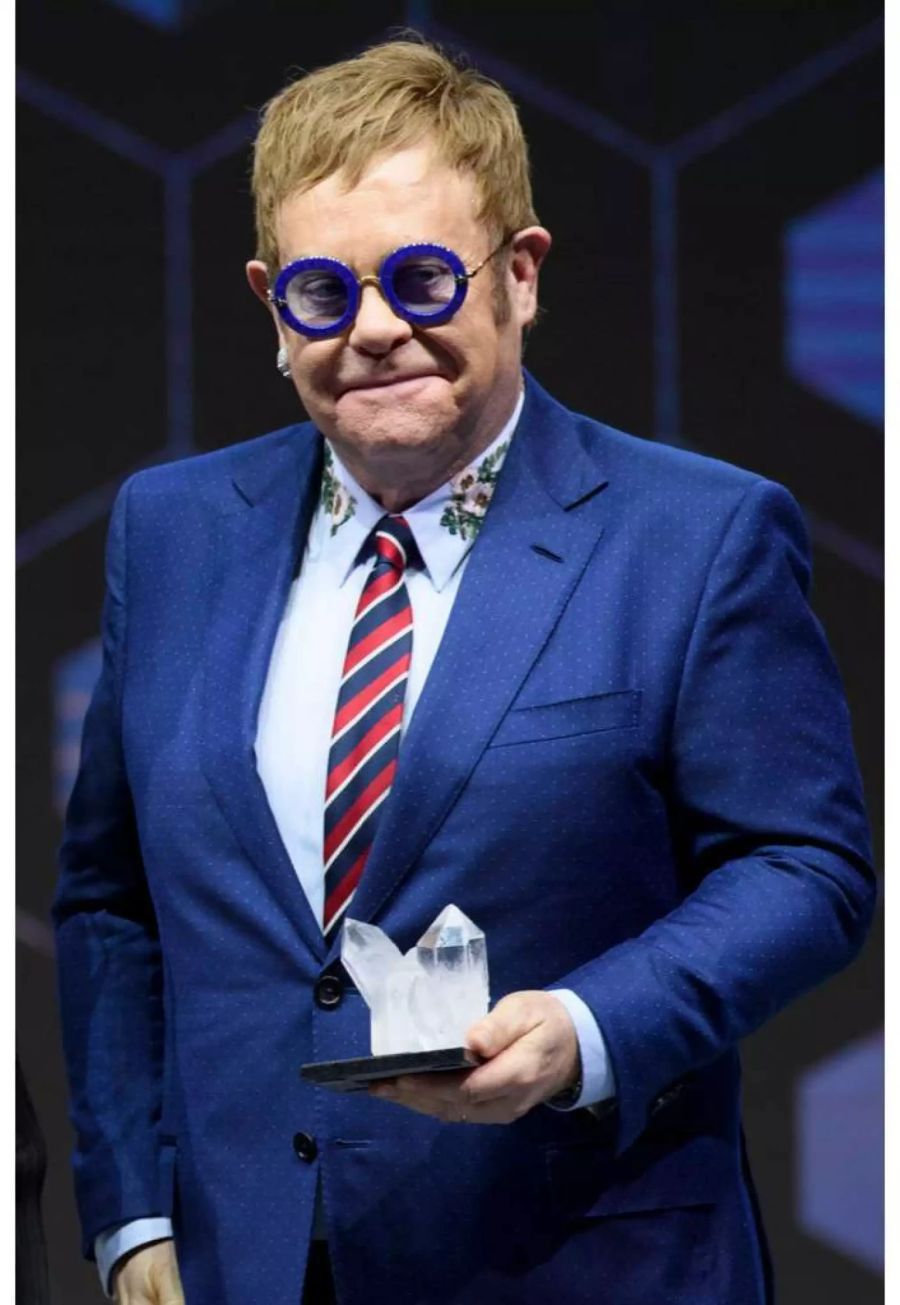 Elton John erhält den Crystal-Award für seinen Kampf gegen Aids.