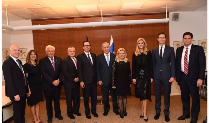 Die US-Delegation kam am Sonntagabend in Jerusalem an. Die US-Delegation kam am Sonntagabend in Jerusalem an.