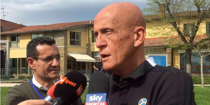 Die frühere Schiedsrichter-Ikone Pierluigi Collina Die frühere Schiedsrichter-Ikone Pierluigi Collina